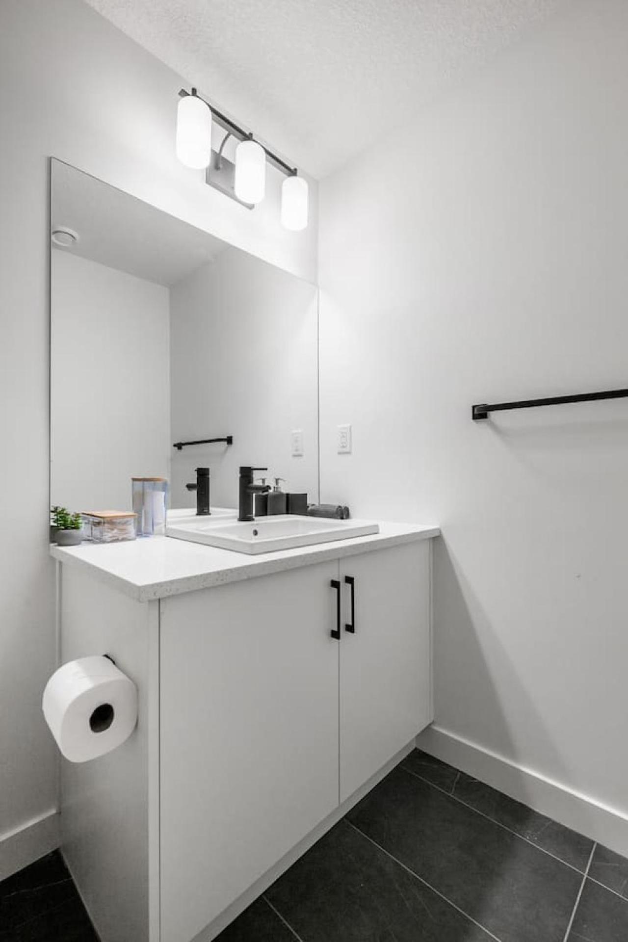 New Luxury Rated Aspen Home, Incl. Free Banff Pass * Calgary